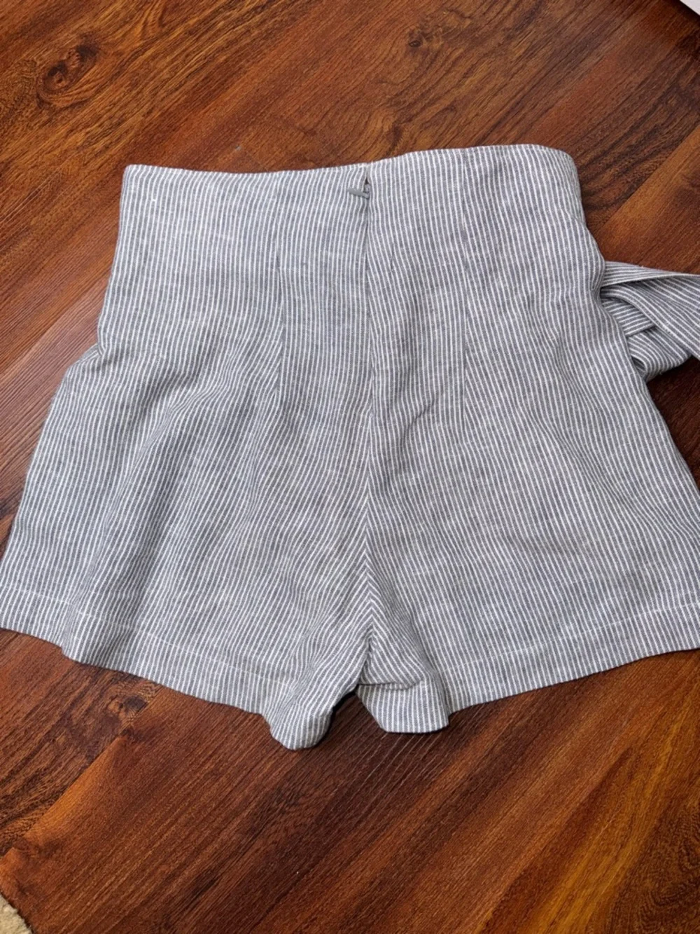 Abercrombie & Fitch Striped High-Waist Tie-Belt Women’s Shorts - Navy/White